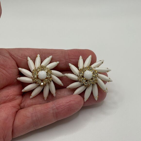 Vintage Judy Lee Clip On Earrings Milk Glass Rhinestone Starburst Pinwheel - Picture 4 of 8